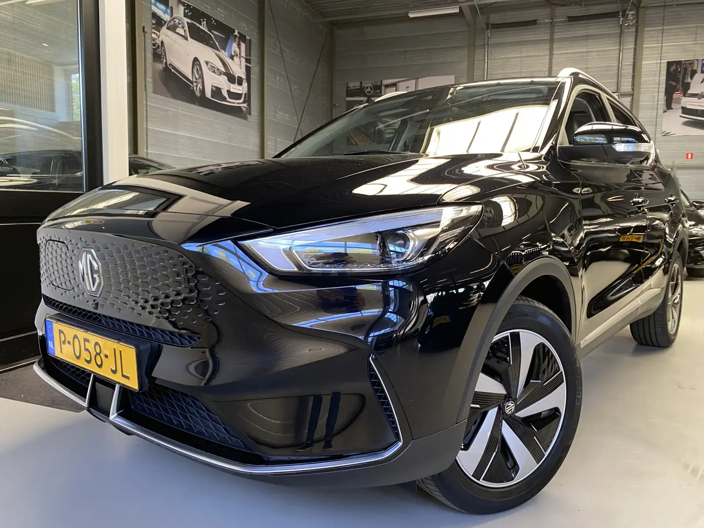 MG ZS EV Standard Range Luxury 50 kWh Pano, Leer, 360 ca Negro - 1