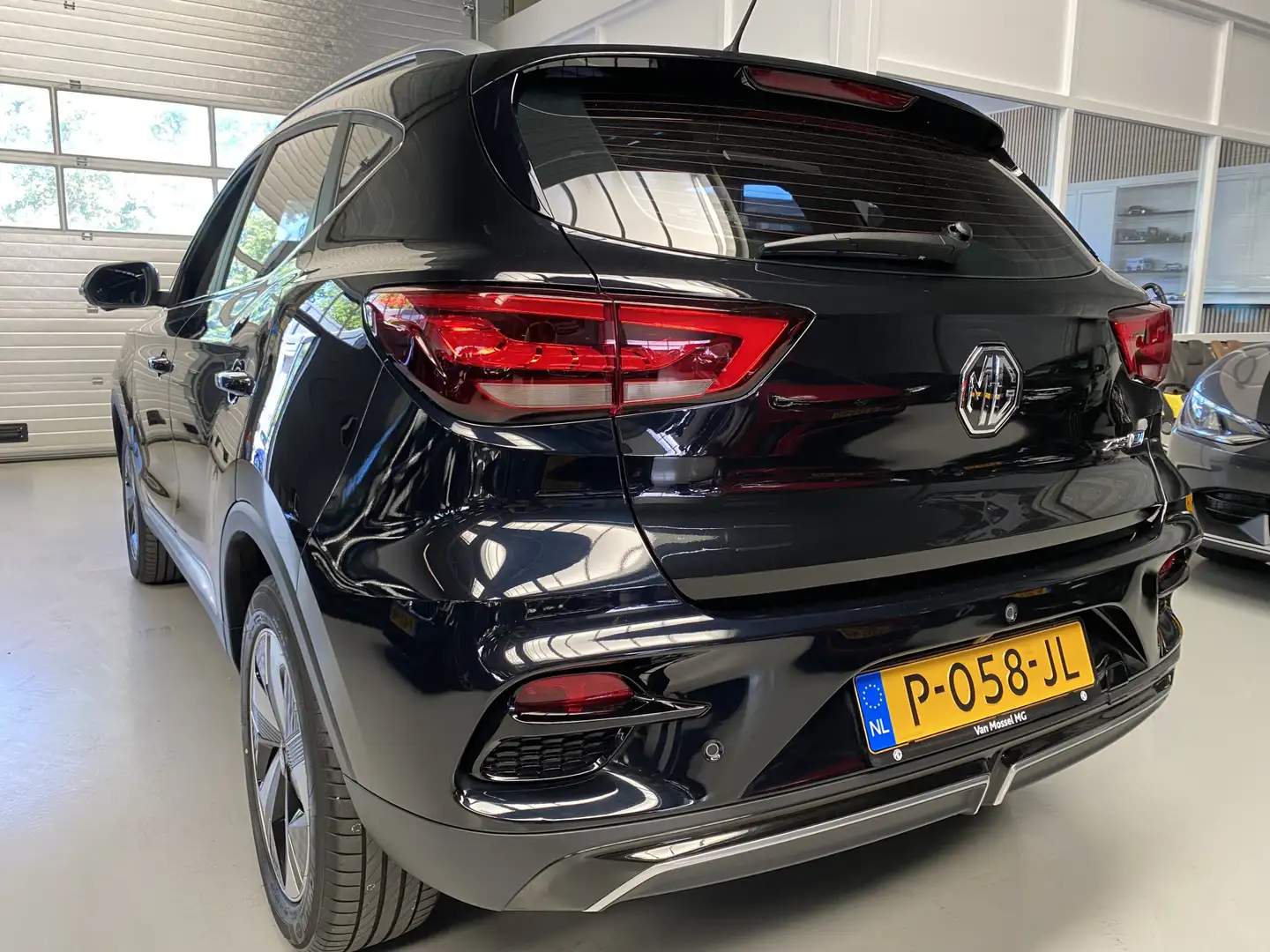 MG ZS EV Standard Range Luxury 50 kWh Pano, Leer, 360 ca Negro - 2