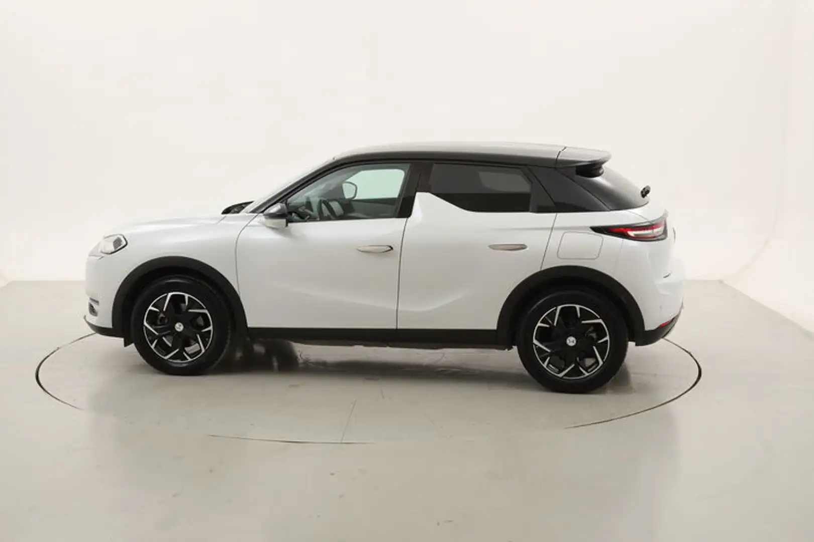 DS Automobiles DS 3 Crossback E-Tense So Chic Elettrico 136CV Bianco - 2