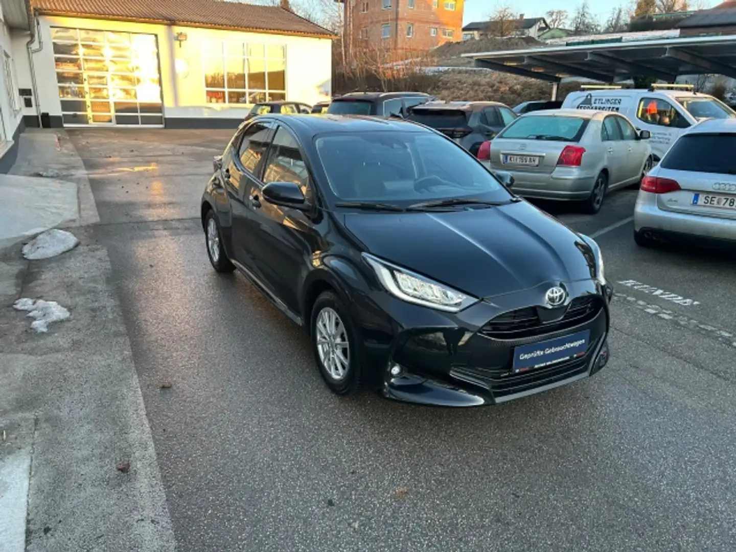 Toyota Yaris Yaris - 1,5 l Benzin Schwarz - 2