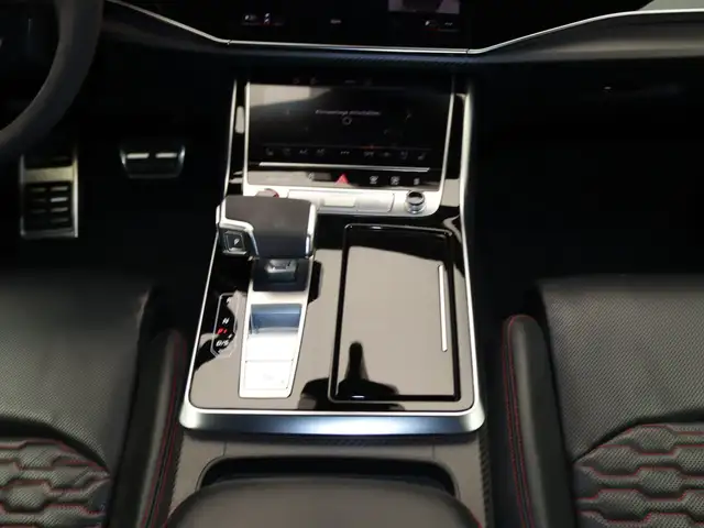 Audi RS Q8 view 12