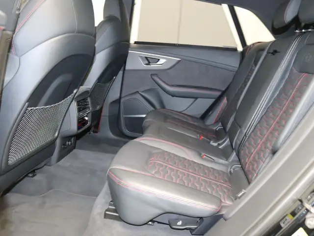 Audi RS Q8 view 13