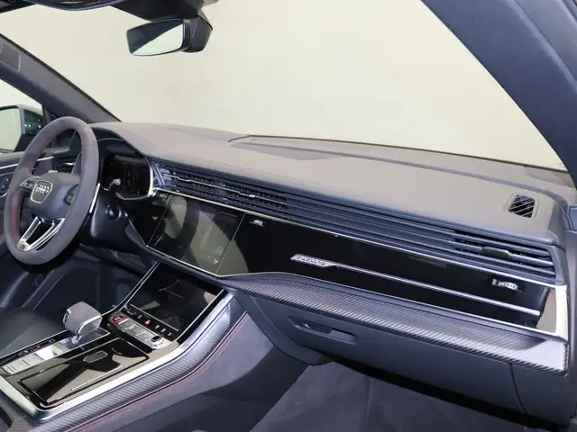 Audi RS Q8 view 9