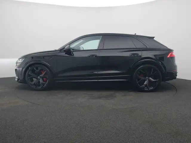 Audi RS Q8 view 4