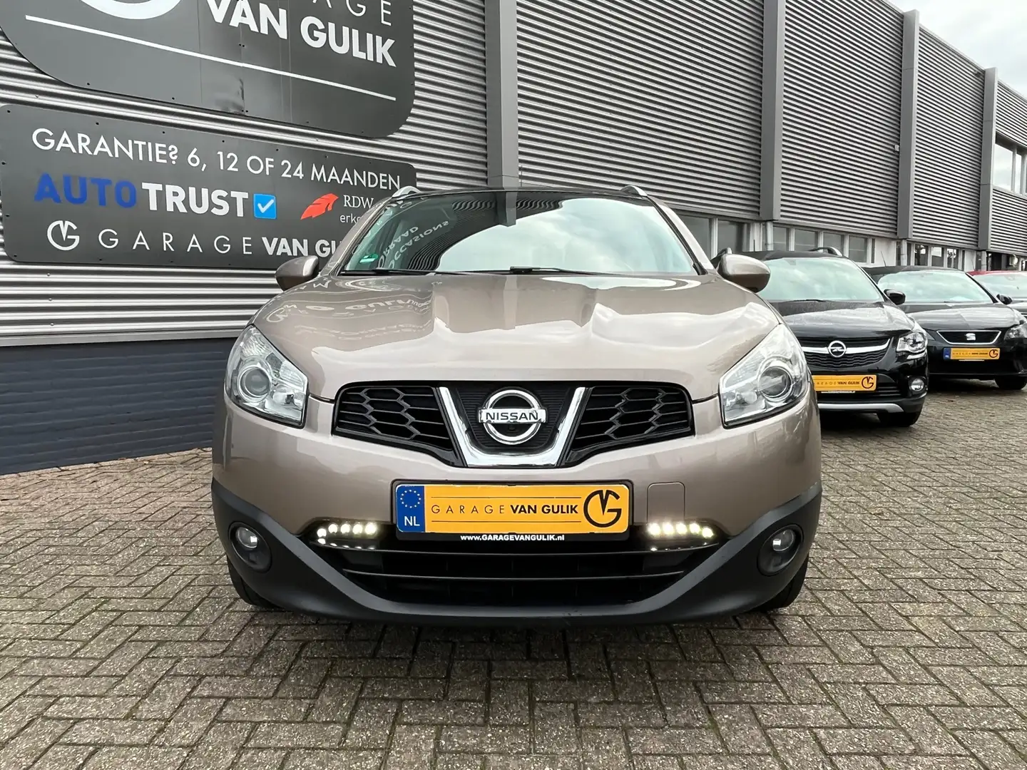 Nissan Qashqai 1.6 Connect Edition 116PK Trekhaak,PanoDak,Navi,Cl Bruin - 2