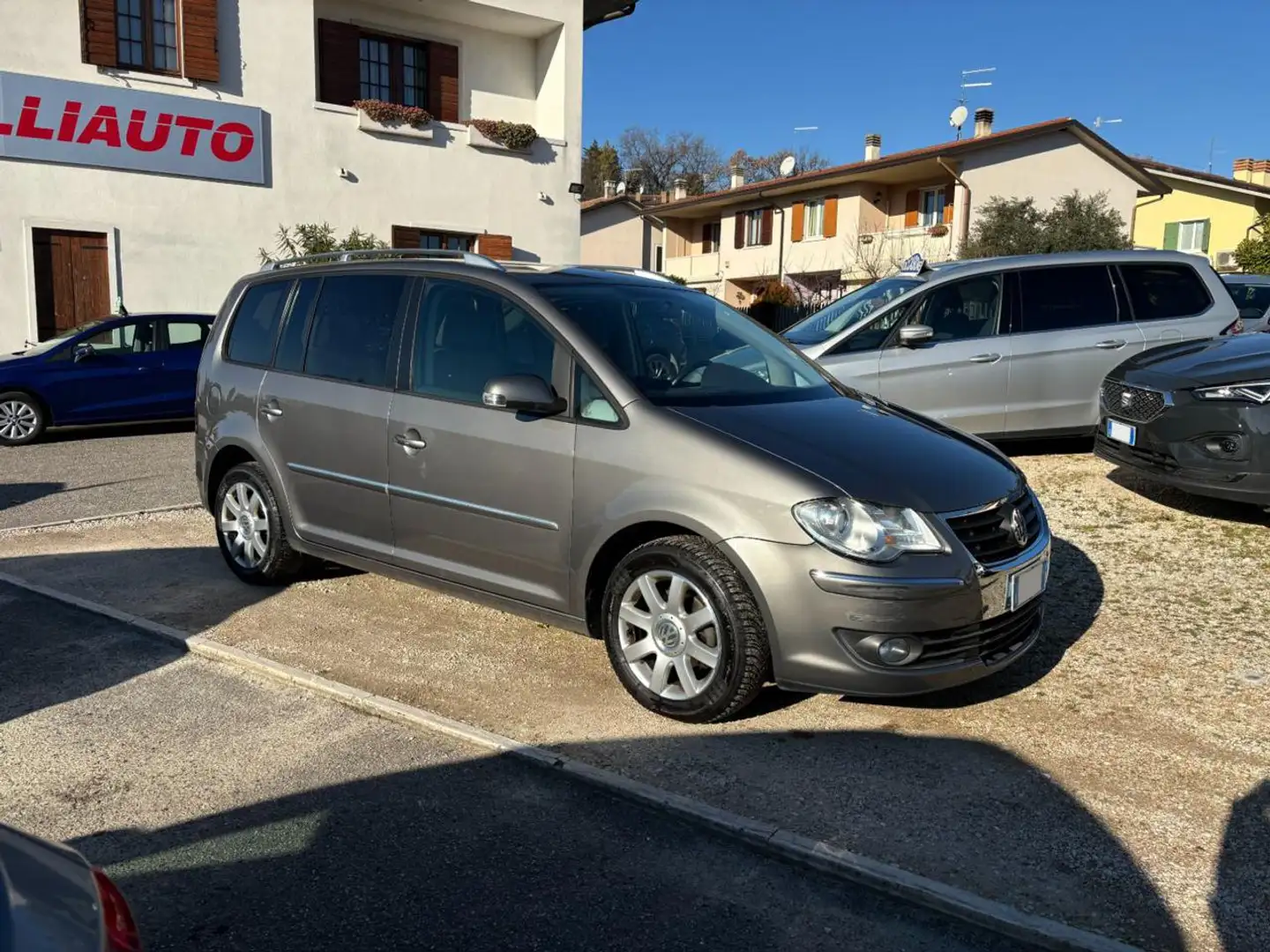 Volkswagen Touran 2.0 TDI DPF DSG Highline NEOPATENTATI Gris - 2