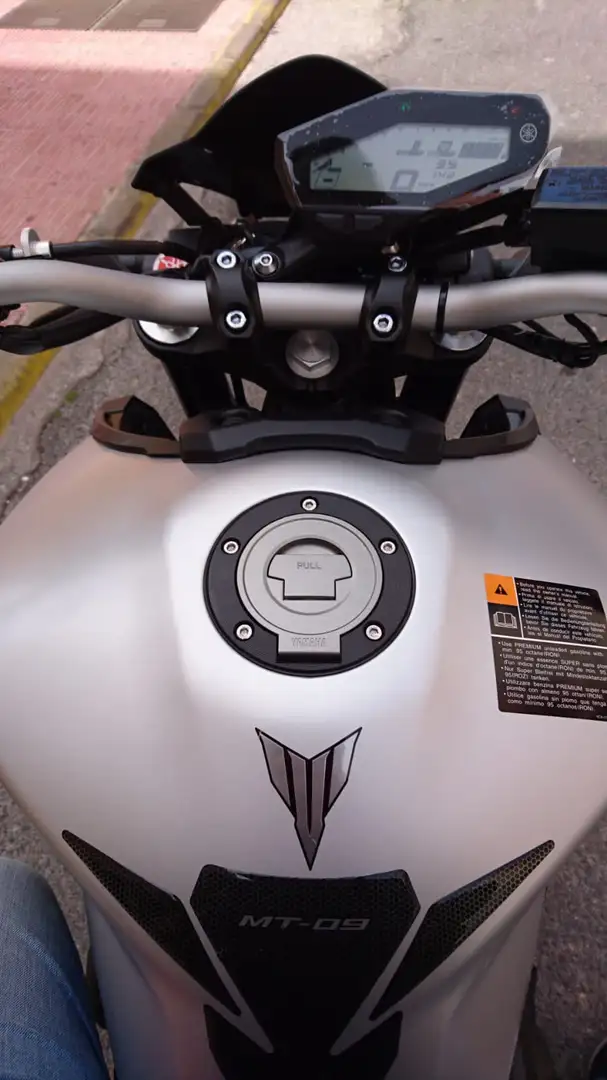 Yamaha MT-09 Plateado - 1