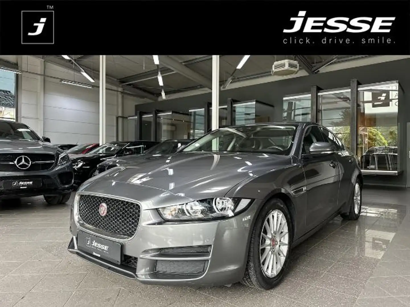 Jaguar XE Pure E-Performance Temp SHZ Navi R.Cam Gris - 1