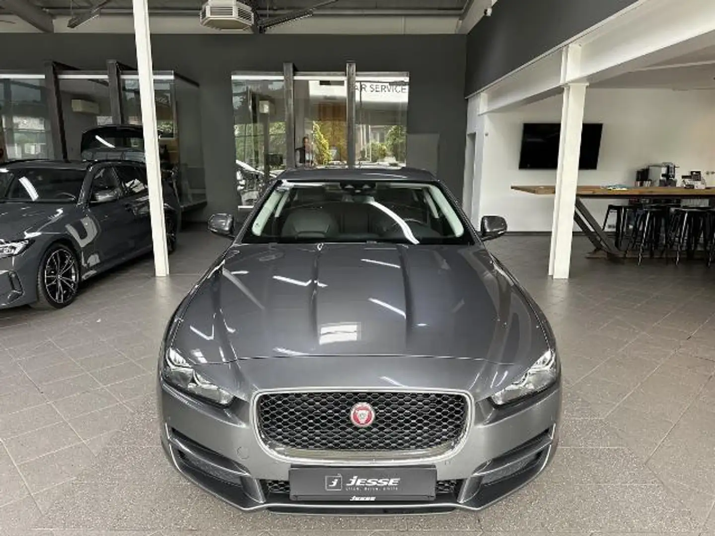 Jaguar XE Pure E-Performance Temp SHZ Navi R.Cam Gris - 2