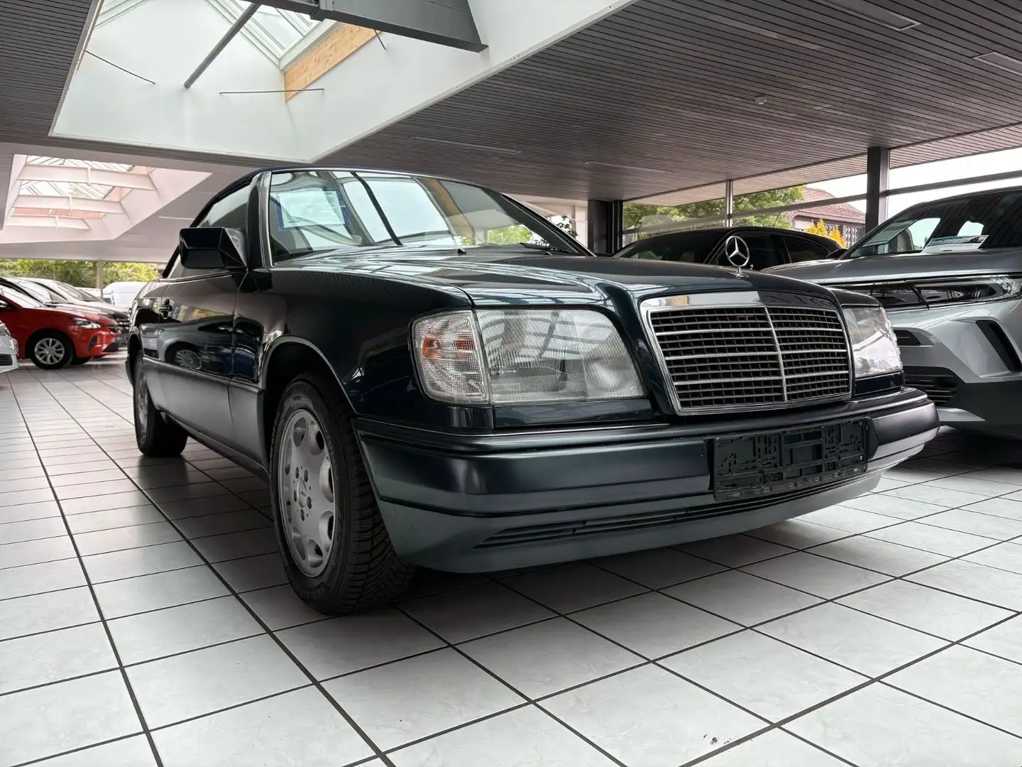 Mercedes-Benz E 220 Cabrio Groen - 1