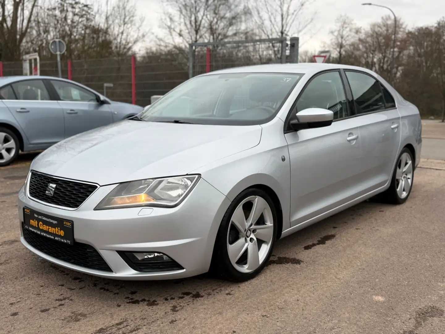 SEAT Toledo 1.6 TDi Navi+SHZ+Tempomat+Freisprecheinr. Silber - 1