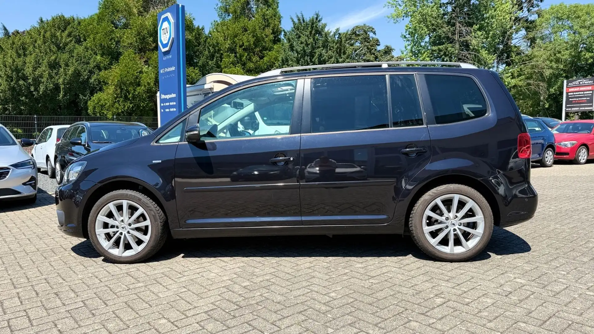Volkswagen Touran 1.6 TDI Match BMT PANO AHK RCAM PARK-P Schwarz - 2