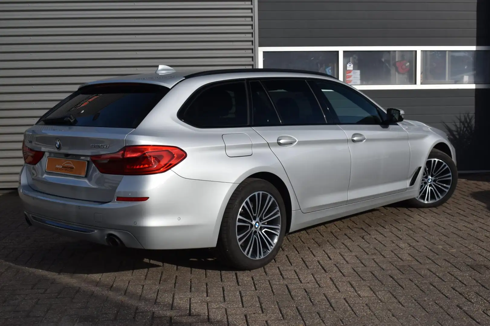 BMW 520 5-serie Touring 520d xDrive High Executive Edition Grau - 2