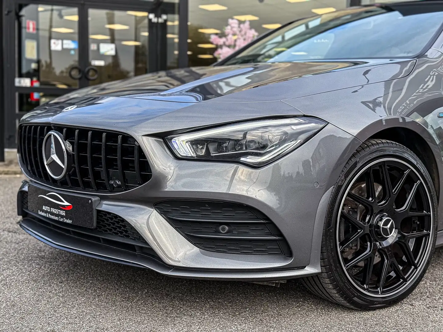 Mercedes-Benz CLA 250 e PHEV Shooting Brake AMG Line Night Edition Grey - 2