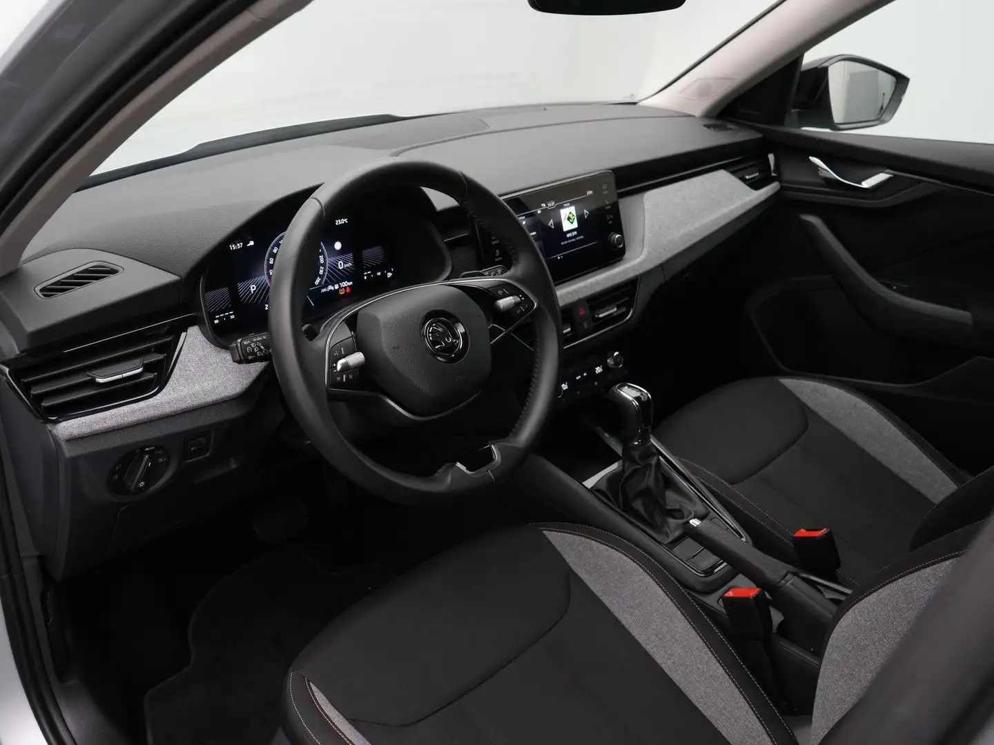 Skoda Kamiq 1.0 TSI 110 pk DSG Selection | Achteruitrijcamera Zilver - 2