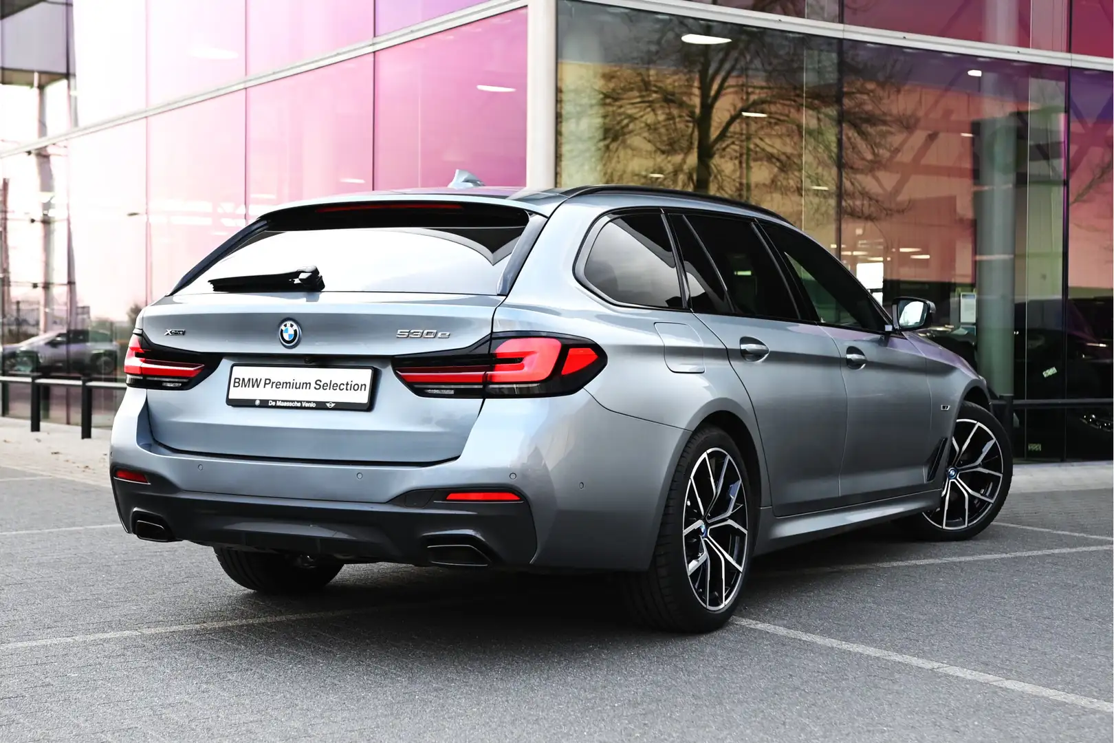BMW 530 5 Serie Touring 530e xDrive High Executive M Sport Grijs - 2