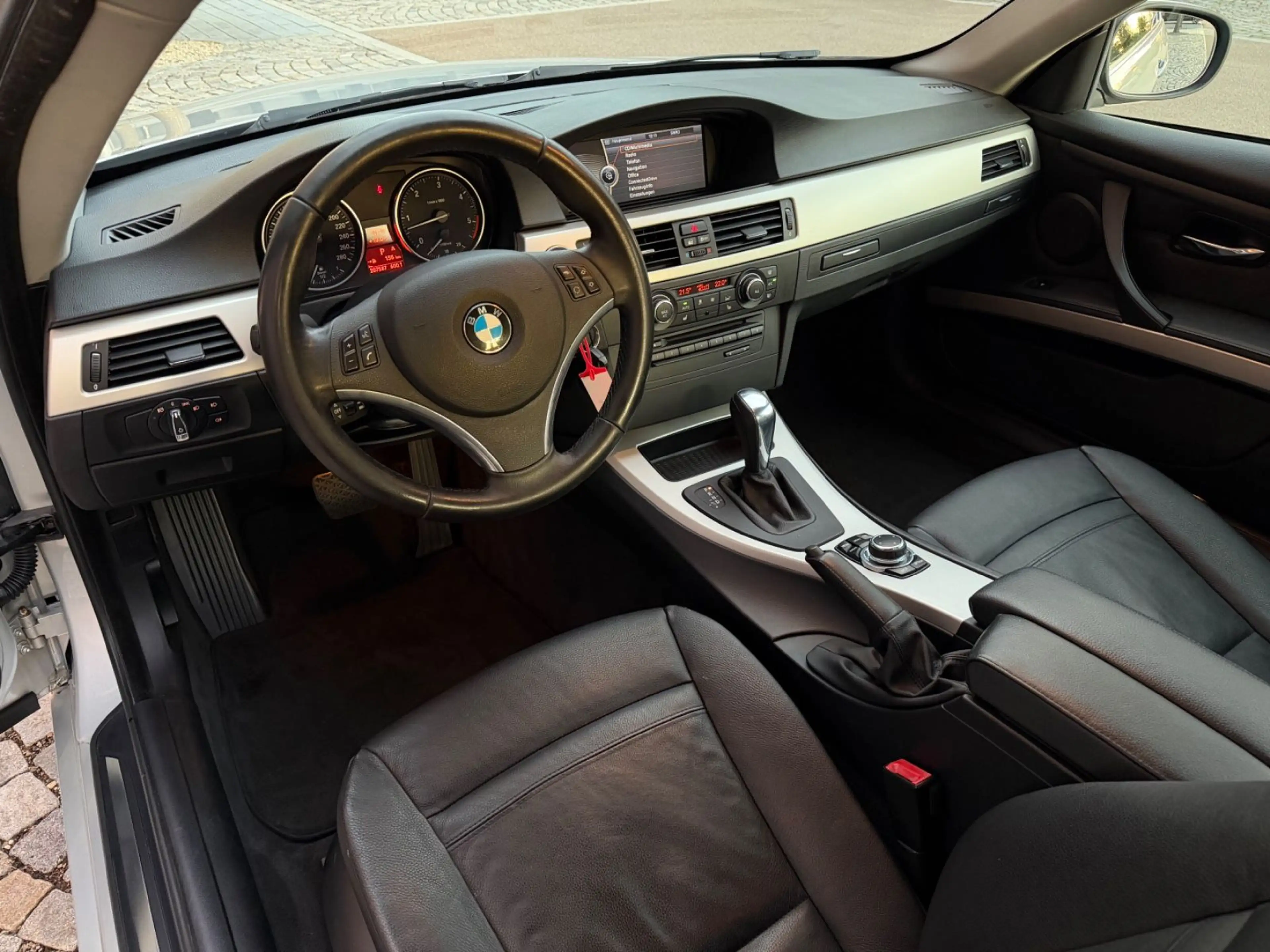 BMW 325 d E92 Coupe *Leder*2.Hand*ACC*8-Fach*Navi*AHK — photo 8