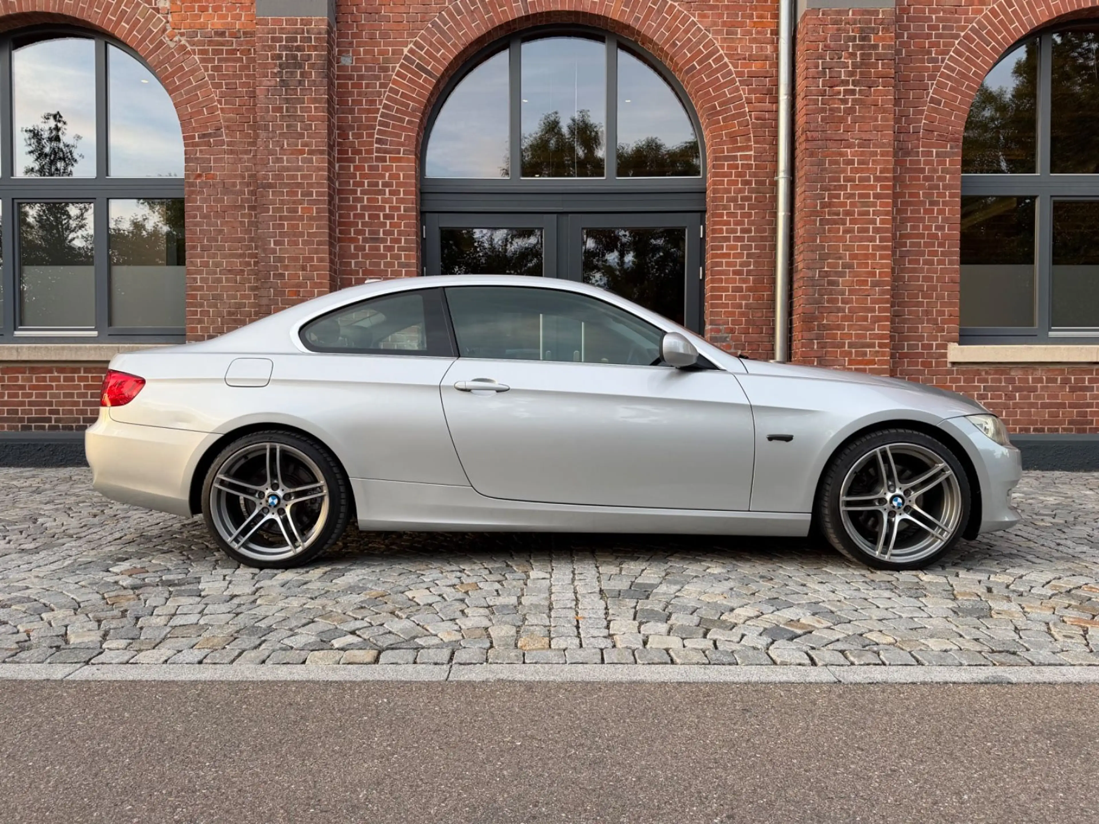 BMW 325 d E92 Coupe *Leder*2.Hand*ACC*8-Fach*Navi*AHK — photo 2