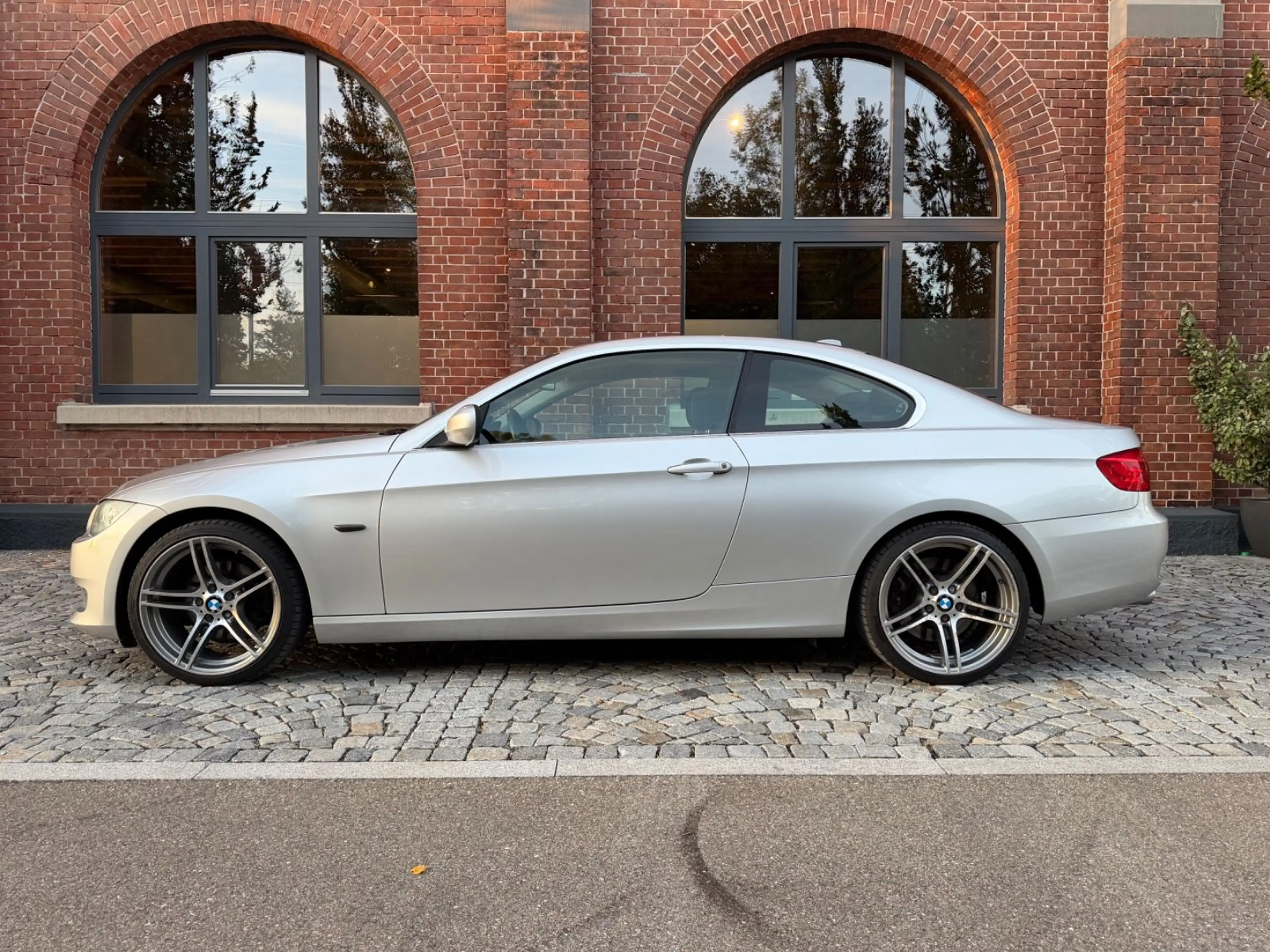 BMW 325 d E92 Coupe *Leder*2.Hand*ACC*8-Fach*Navi*AHK — photo 5