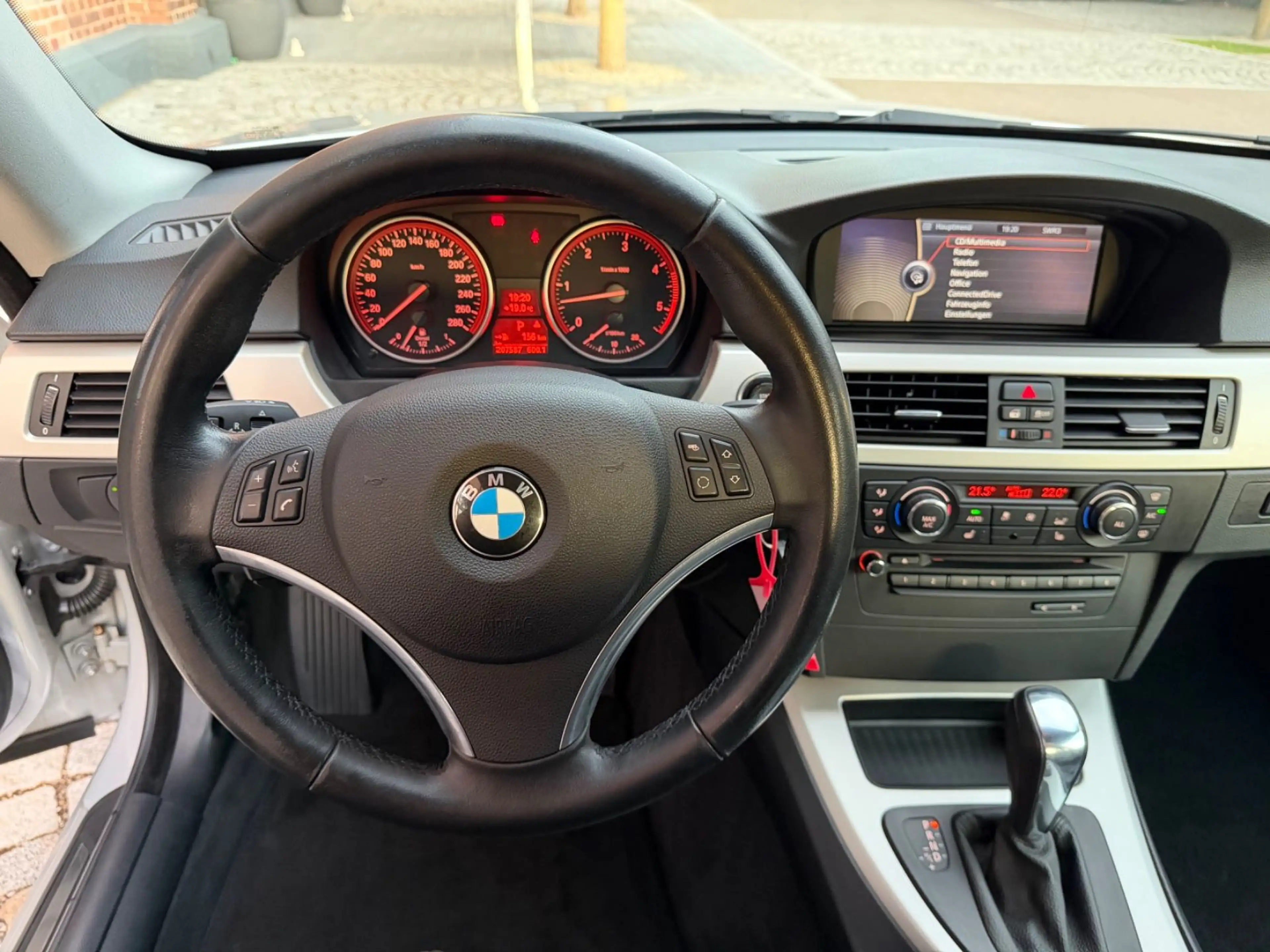 BMW 325 d E92 Coupe *Leder*2.Hand*ACC*8-Fach*Navi*AHK — photo 10