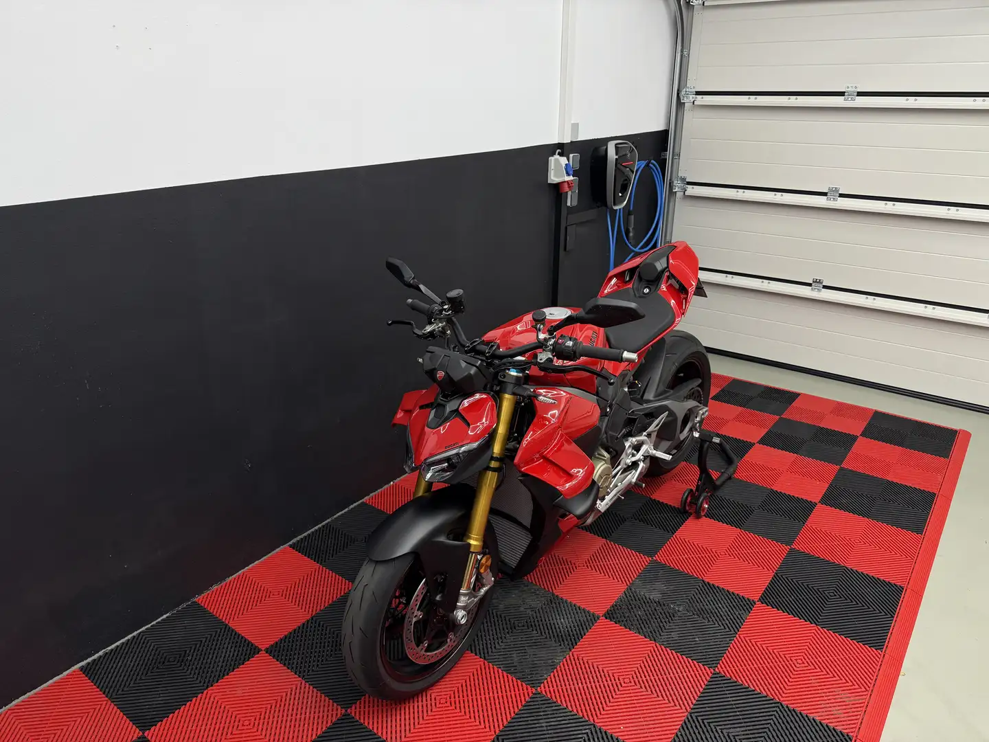Ducati Streetfighter V4S - 1