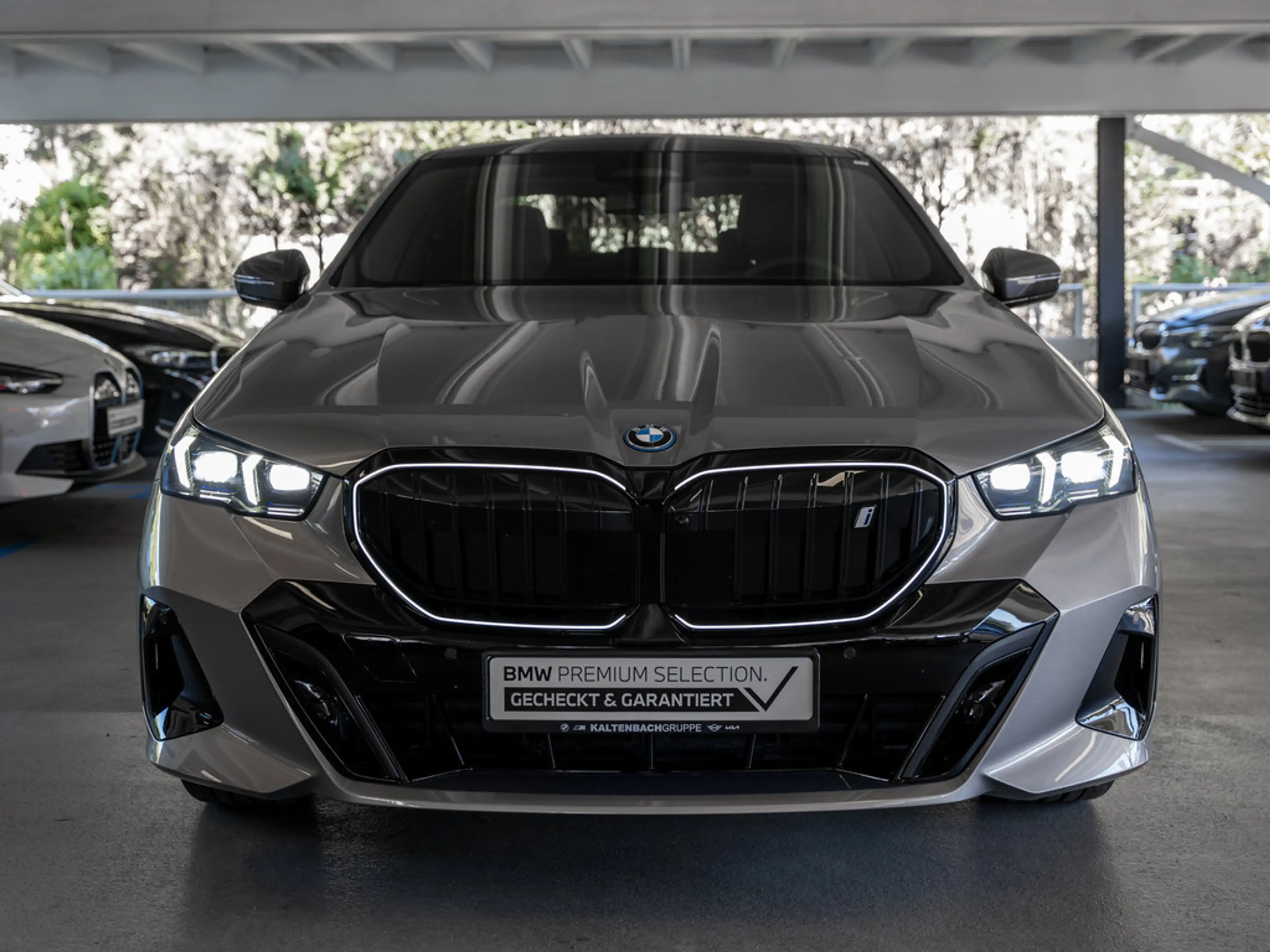 BMW i5 40 xDrive M-Sport Pro PANO AHK B&W HUD ACC — photo 4