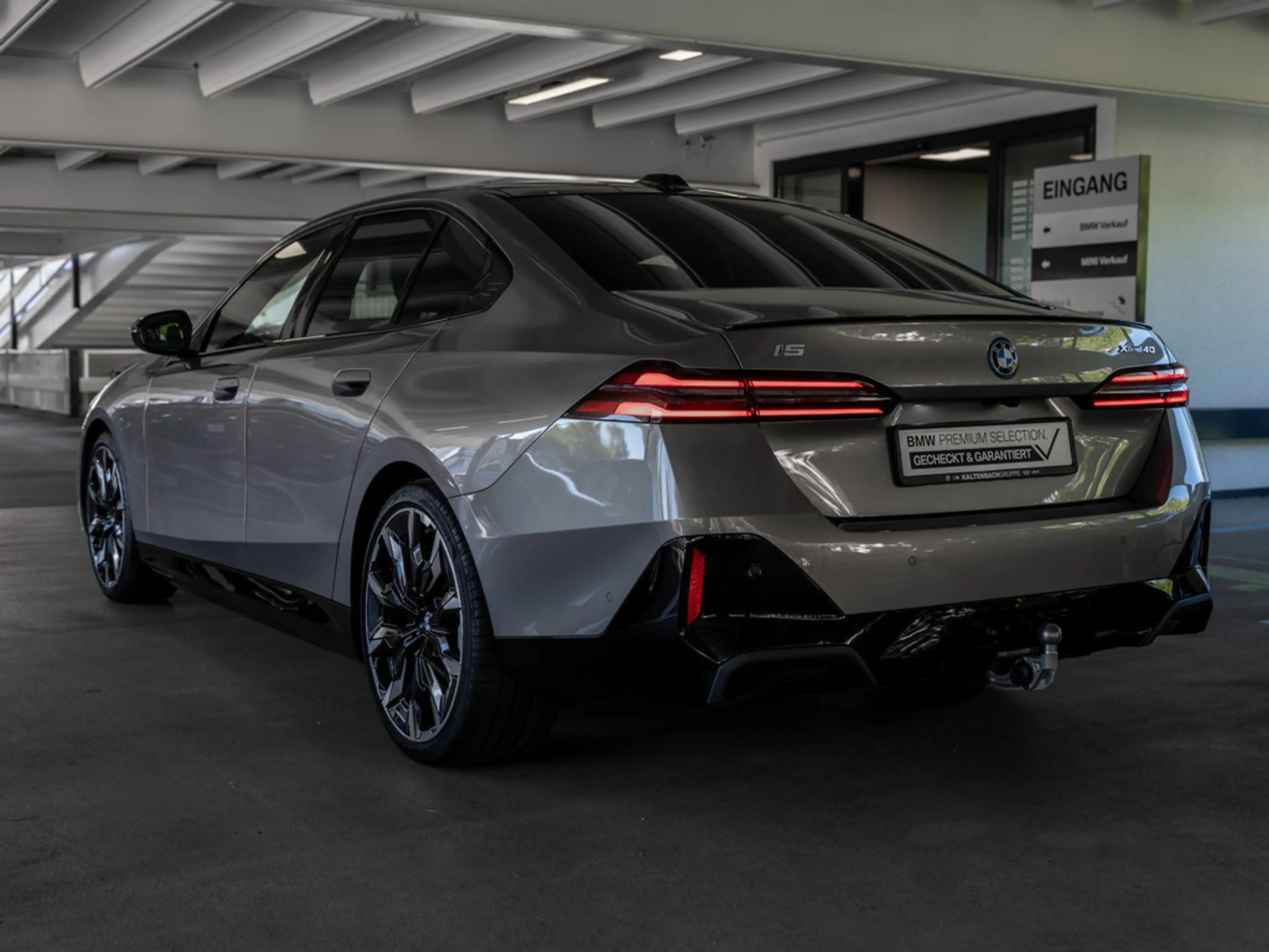 BMW i5 40 xDrive M-Sport Pro PANO AHK B&W HUD ACC — photo 10