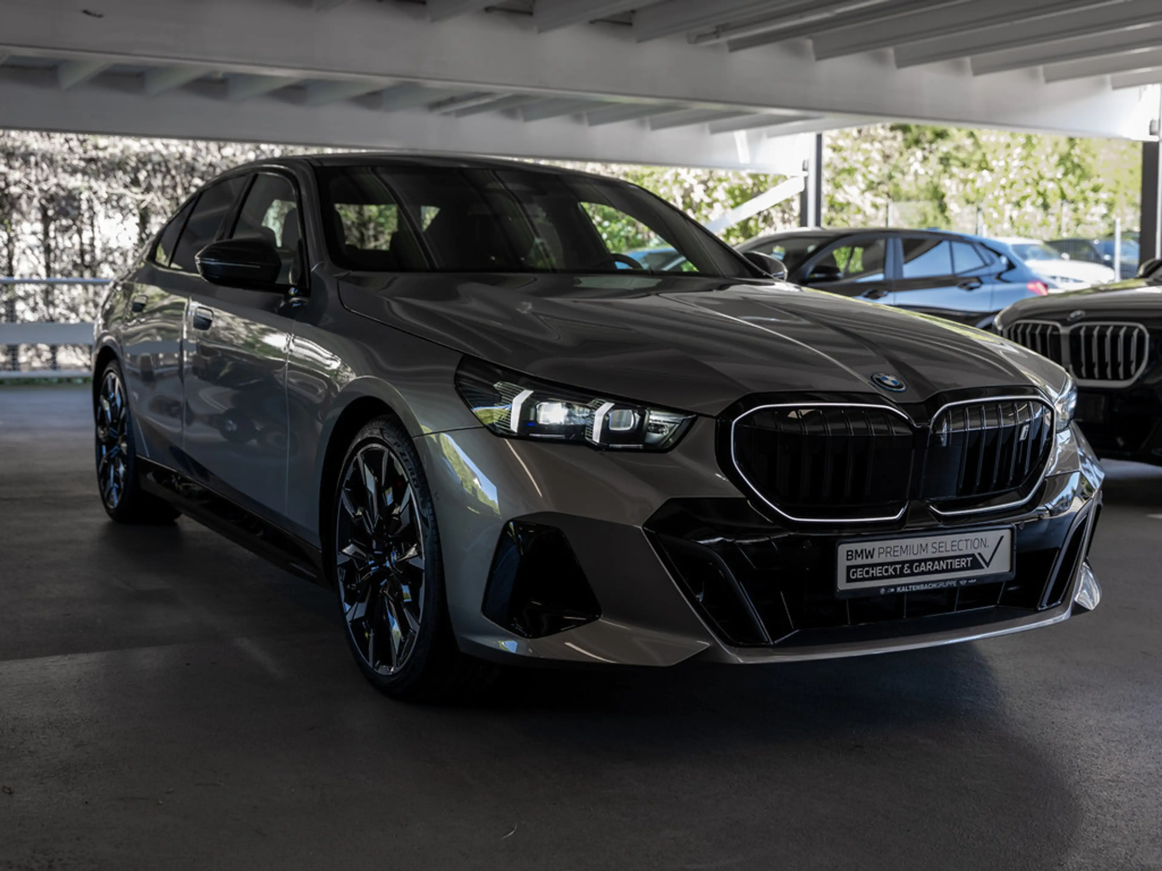 BMW i5 40 xDrive M-Sport Pro PANO AHK B&W HUD ACC — photo 6