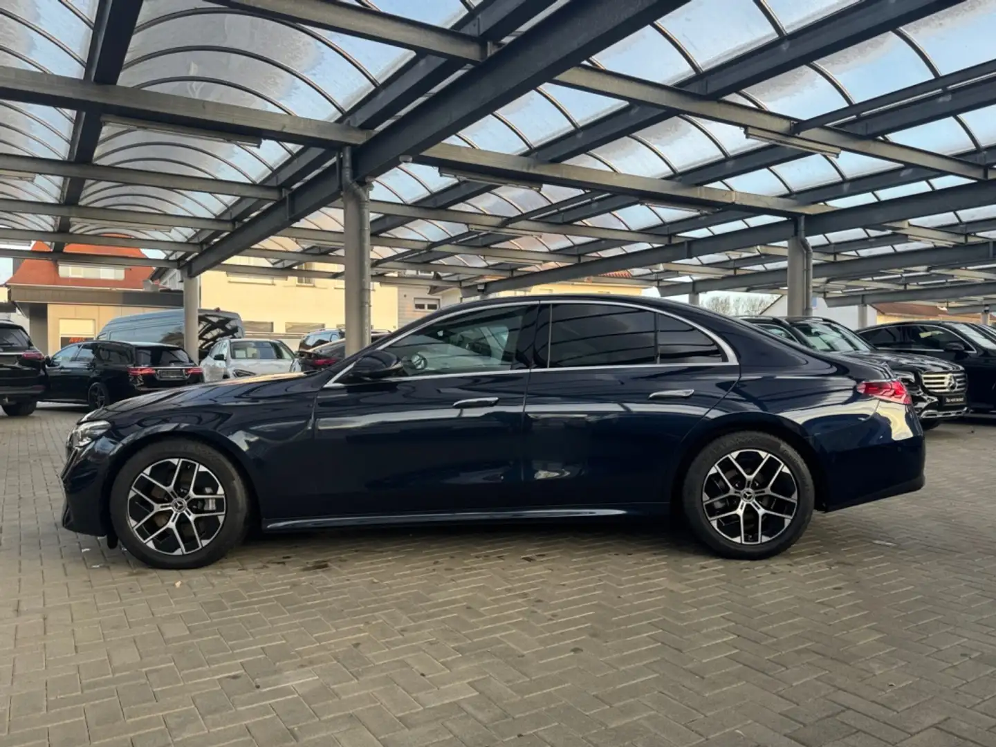 Mercedes-Benz E 200 4M AVANTGARDE+AMBIENTE+DISTRO+MEMORY+MBUX Blau - 2