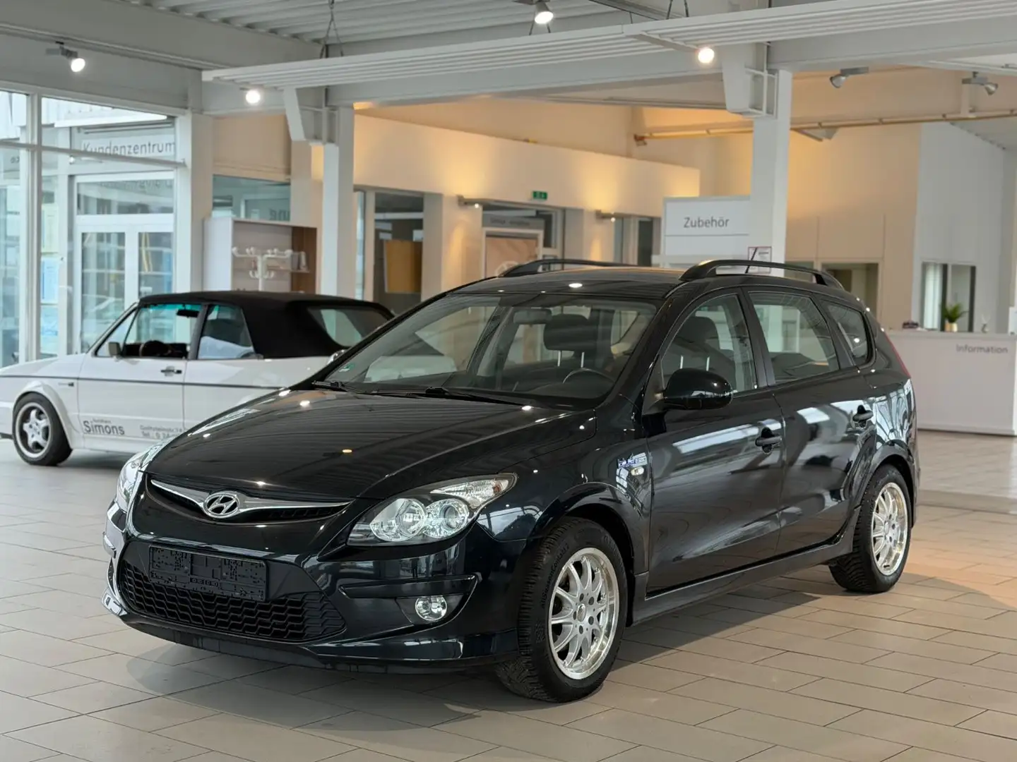 Hyundai i30 CW blue 1.6 Style*KLIMAAUT.*SHZ*PDC*XENON*BT Schwarz - 2