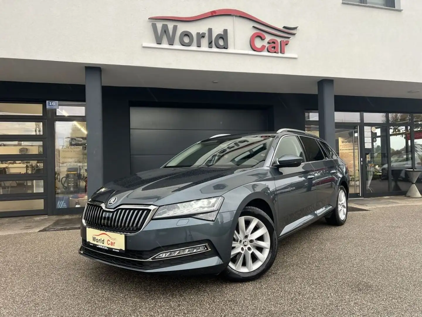 Skoda Superb Kombi 2,0 TDI Style Maxrix-Navi-R.Kamera Grijs - 1