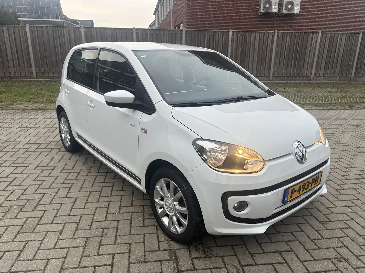 Volkswagen up! 1.0 high up! 85pk stoelverwarming Wit - 1