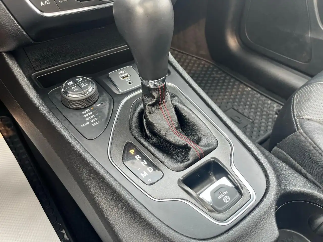 Jeep Cherokee photo Jeep Cherokee