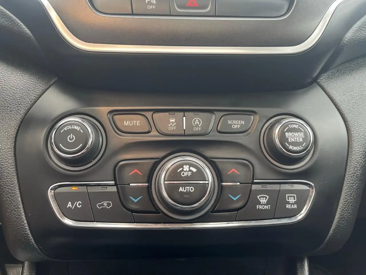 Jeep Cherokee photo Jeep Cherokee