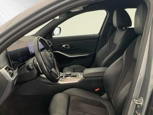 BMW 3 Series view 8