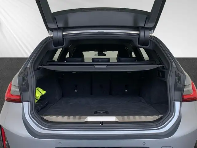 BMW 3 Series view 6