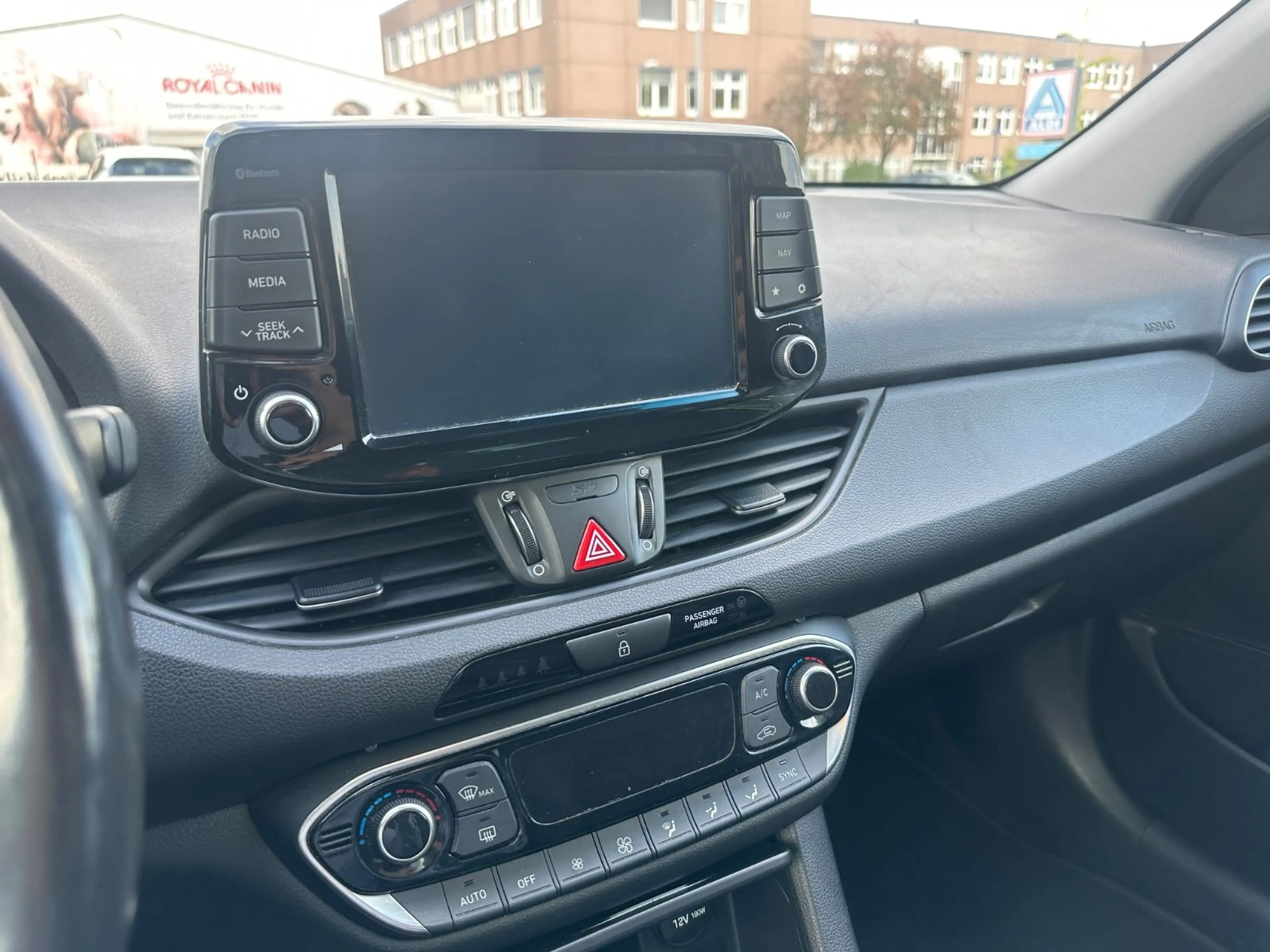 Hyundai i30 Premium *KLIMA*NAVI*Panorama*AHK*RückF.Cam* — photo 17