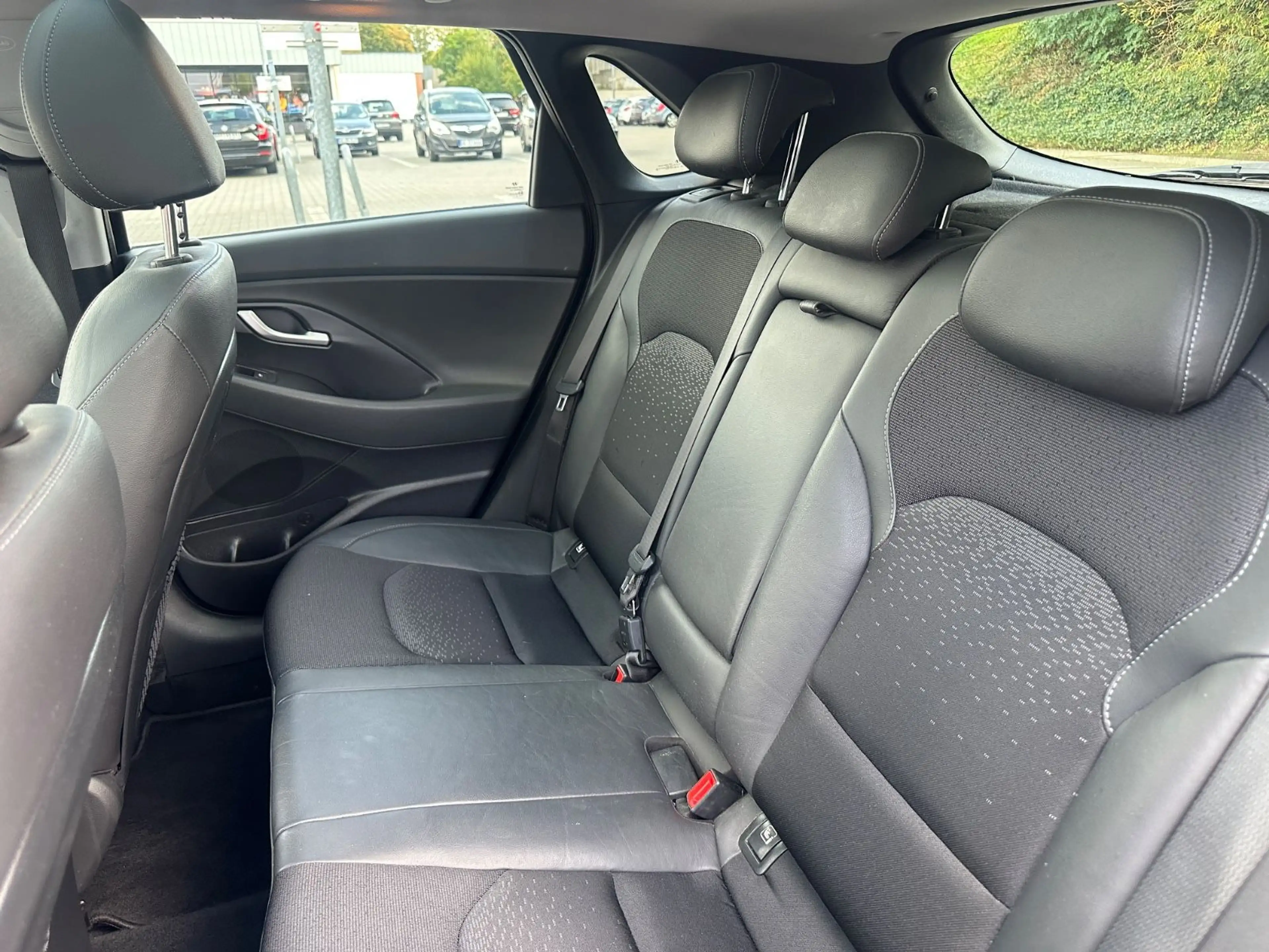 Hyundai i30 Premium *KLIMA*NAVI*Panorama*AHK*RückF.Cam* — photo 28