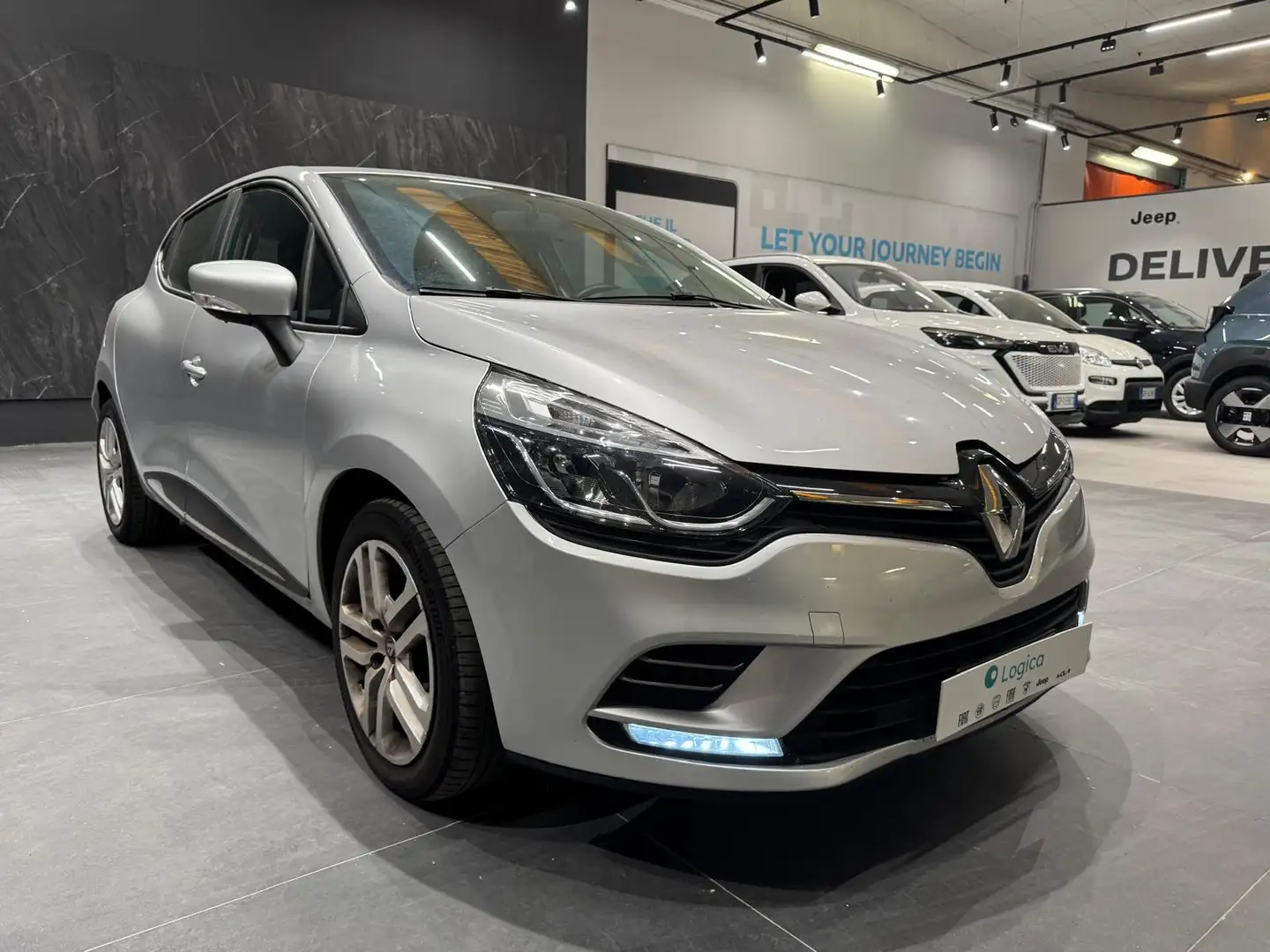 Renault Clio 5 Porte 0.9 TCe Business Grey - 1