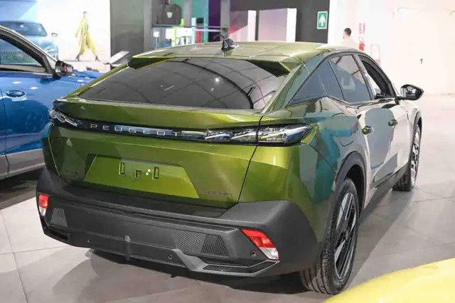 Peugeot 408 view 3
