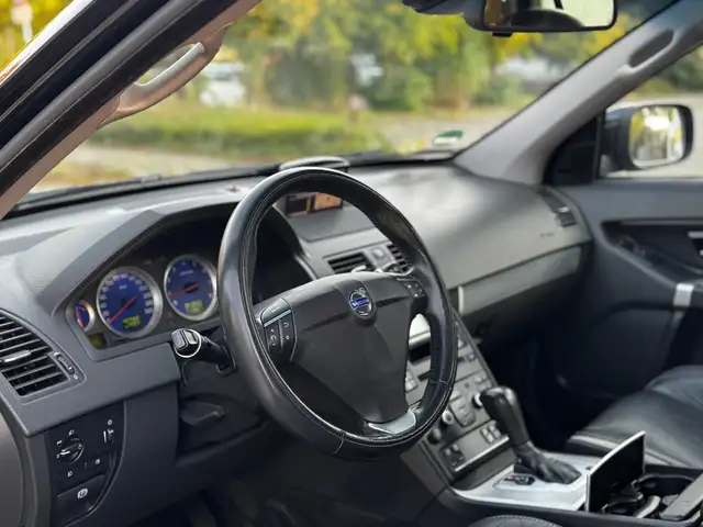 Volvo XC90 view 4