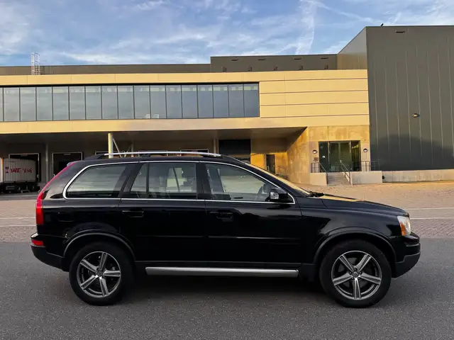 Volvo XC90 view 8