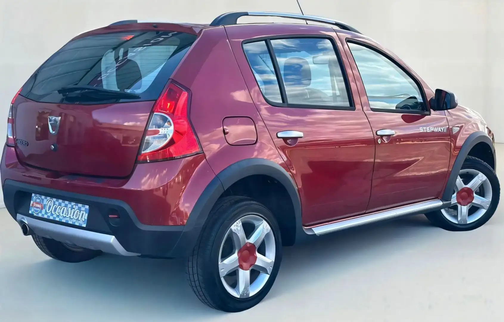 Dacia Sandero Stepway - 1.6 90ch (6 cv) 8V - BVM5 - 5 Portes - 2 Rouge - 2