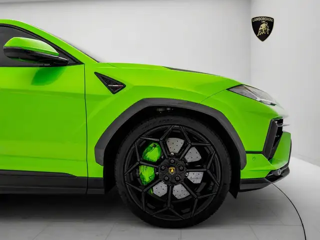Lamborghini Urus view 4
