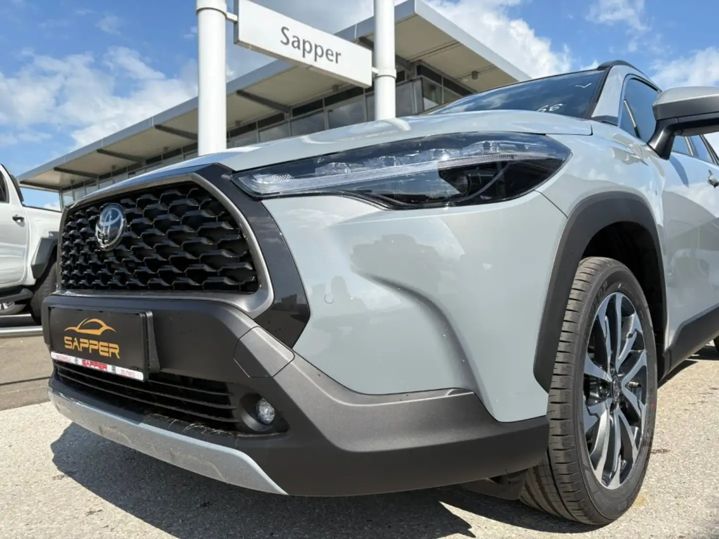 Toyota Corolla Cross 2,0 Hybrid Active Drive 2WD Grau - 2