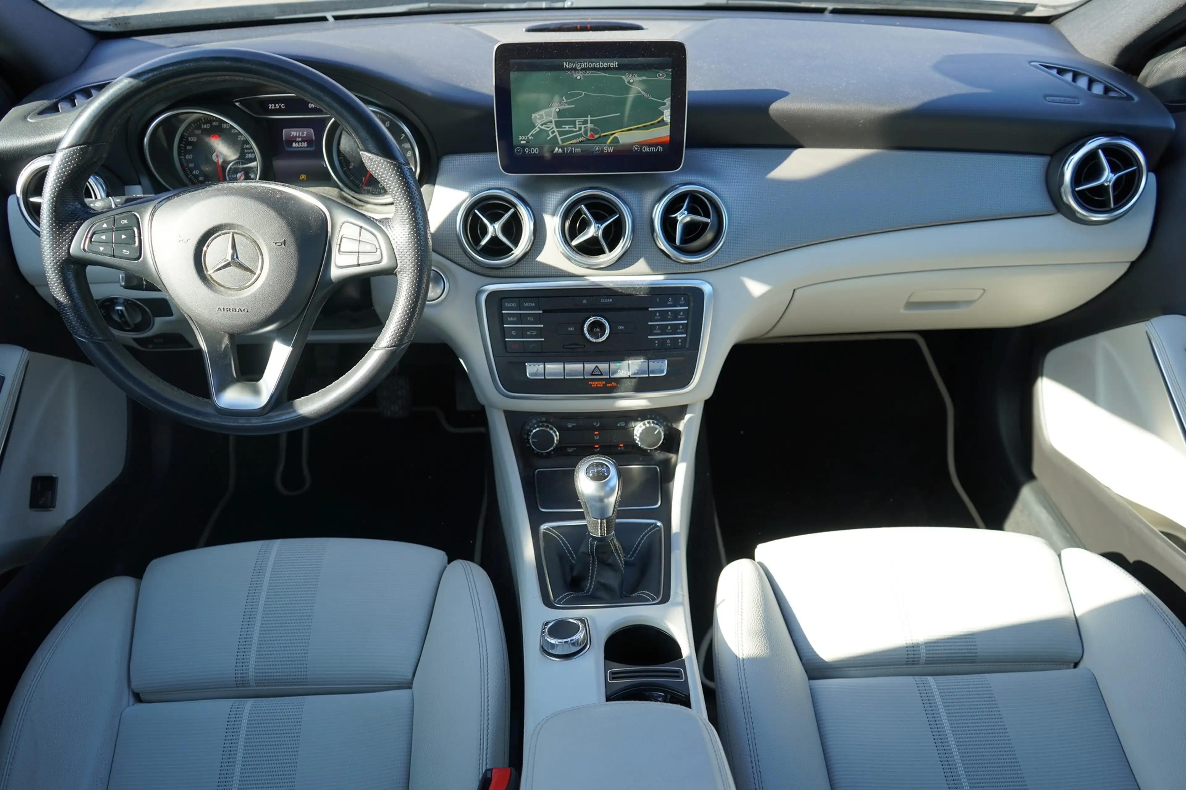 Mercedes-Benz GLA 180 LED Navi Tempomat Sitzheizung Teilleder — photo 9