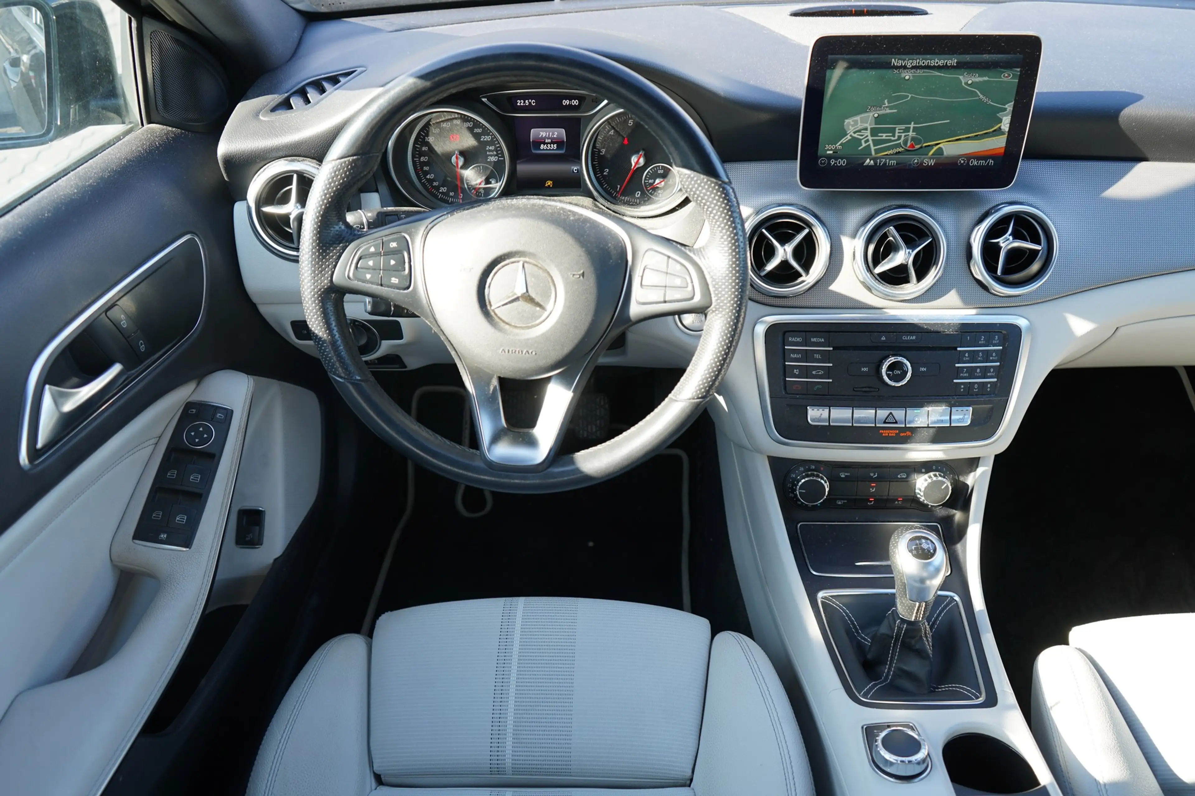Mercedes-Benz GLA 180 LED Navi Tempomat Sitzheizung Teilleder — photo 10