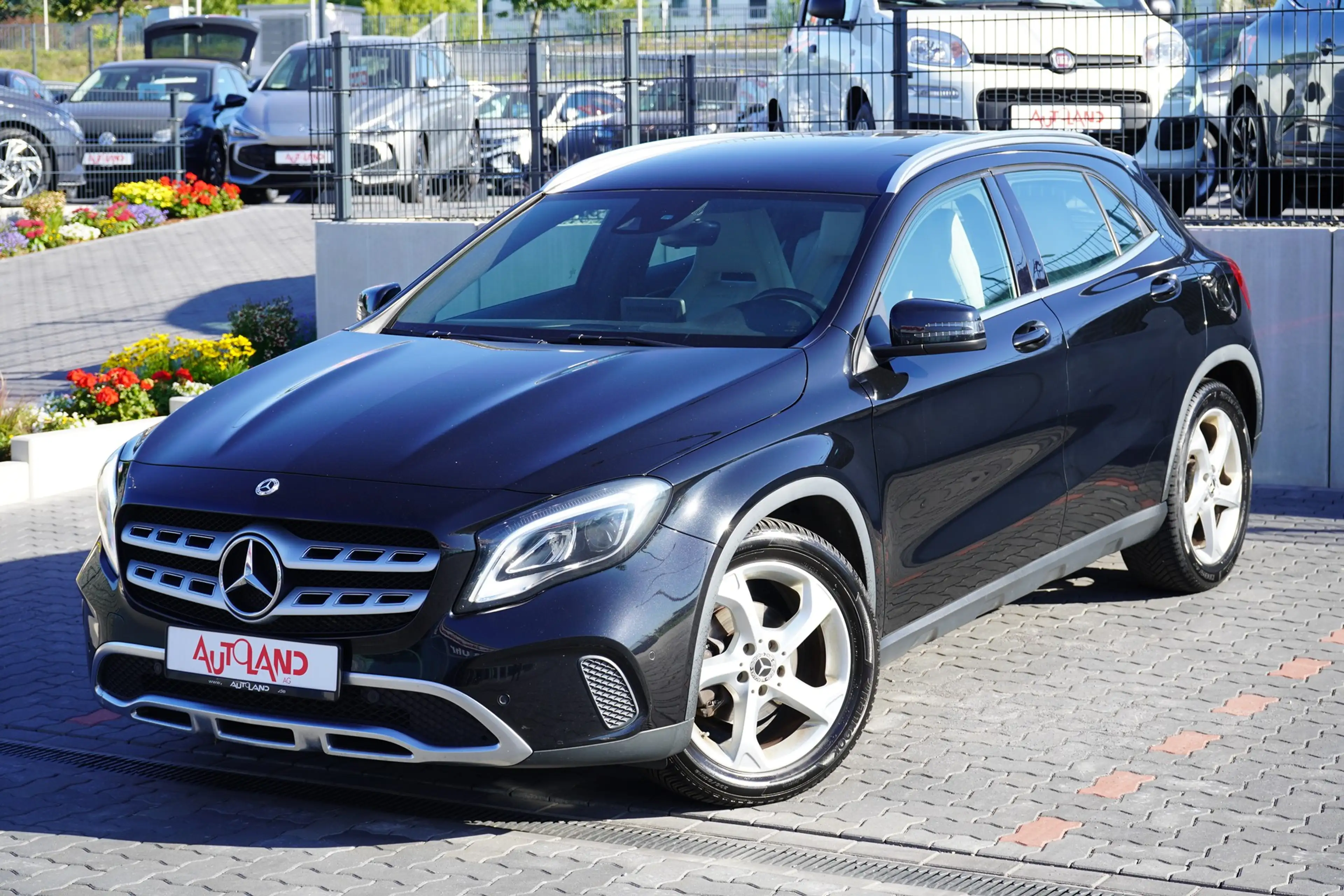 Mercedes-Benz GLA 180 LED Navi Tempomat Sitzheizung Teilleder
