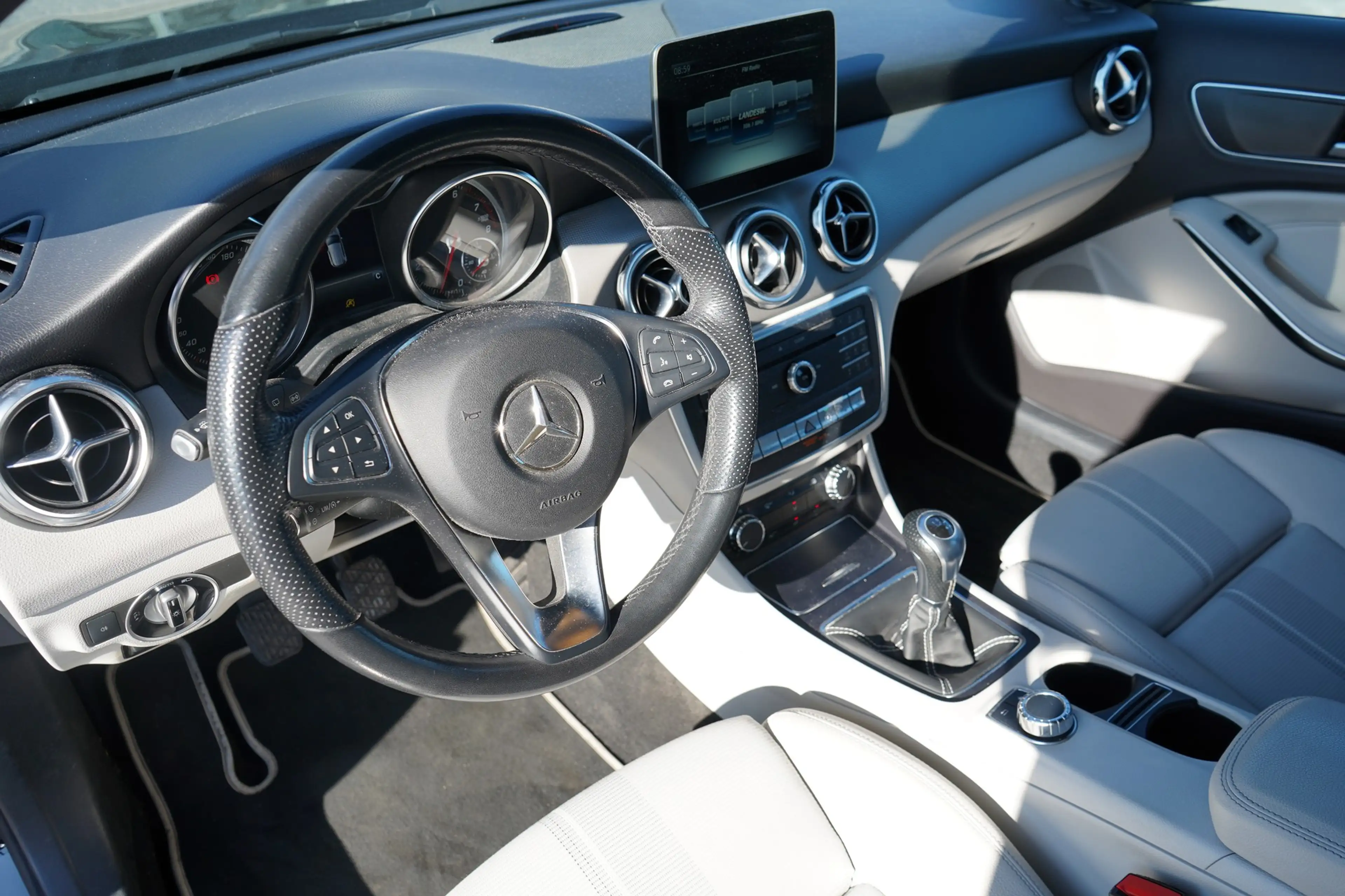Mercedes-Benz GLA 180 LED Navi Tempomat Sitzheizung Teilleder — photo 8