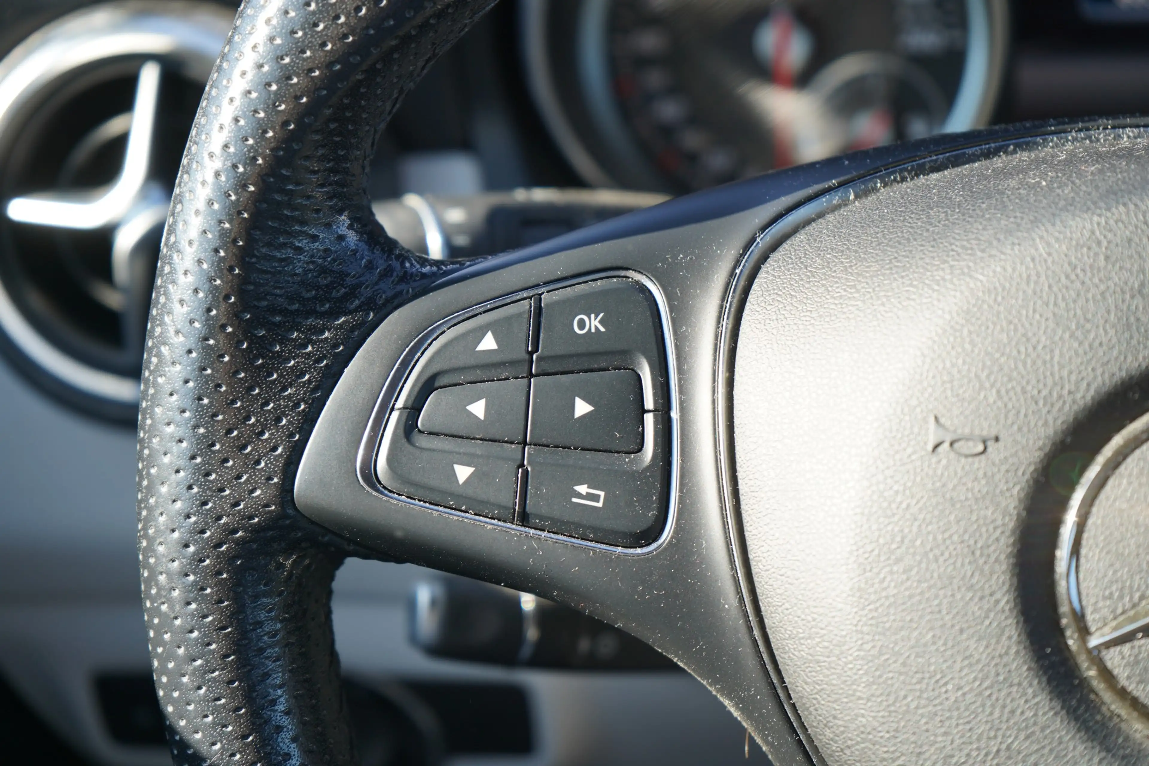 Mercedes-Benz GLA 180 LED Navi Tempomat Sitzheizung Teilleder — photo 13
